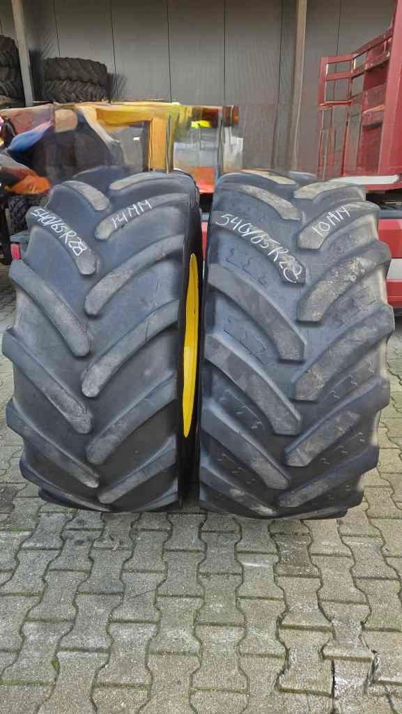 Pneus John Deere 540/65R28 sur jantes JD