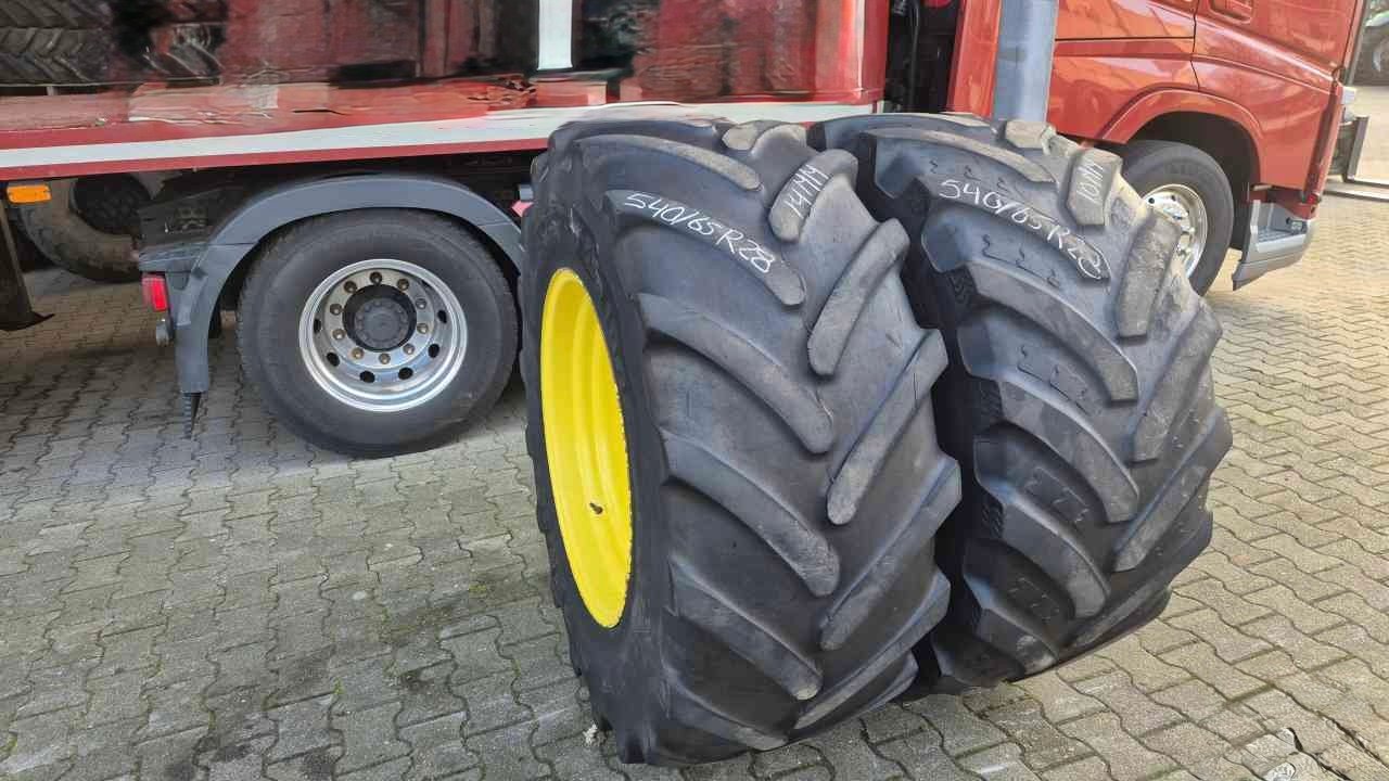 Pneus John Deere 540/65R28 sur jantes JD
