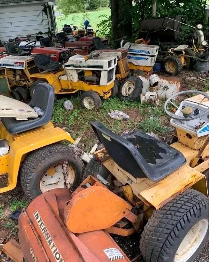 Pièces de tracteurs agricoles et de tondeuse à gazon.