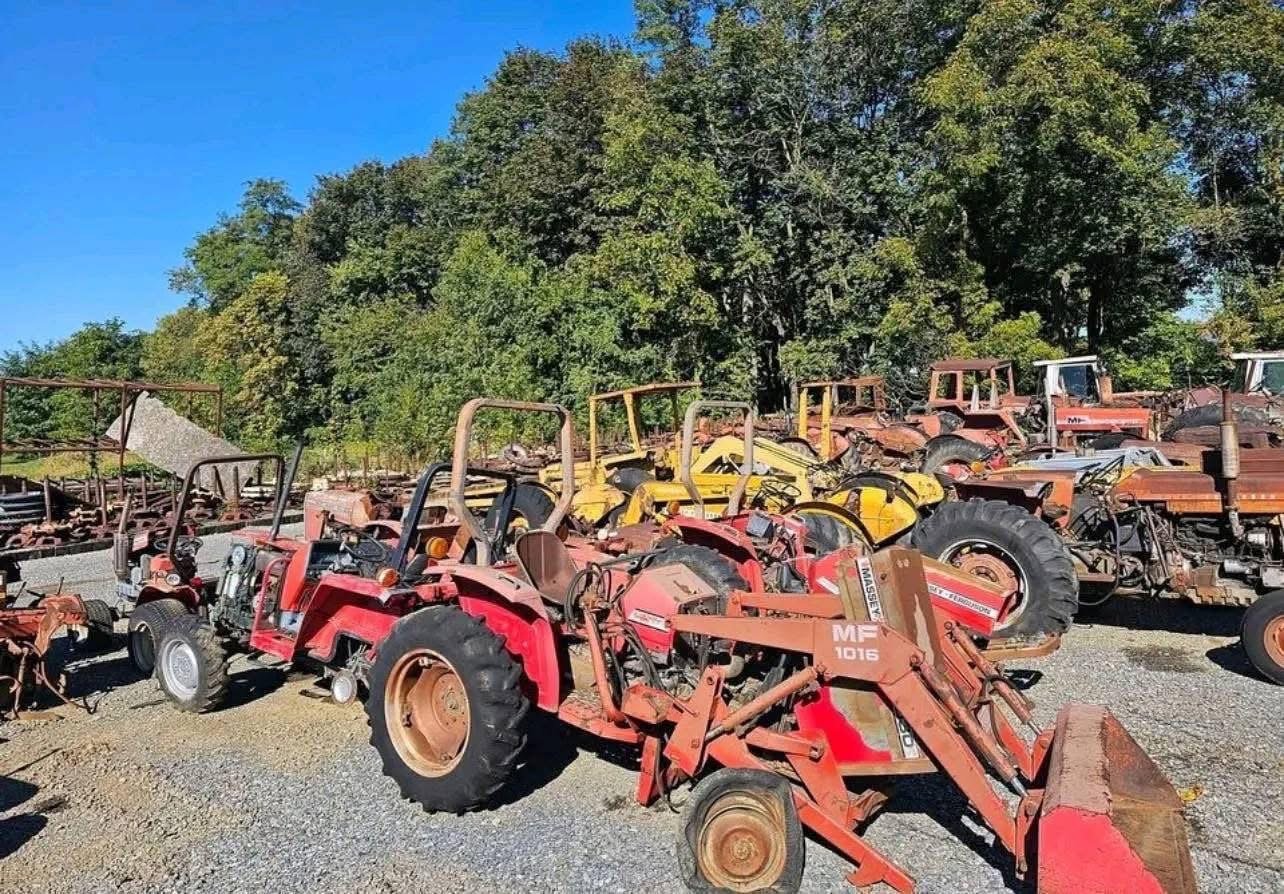 Pièces de tracteurs agricoles et de tondeuse à gazon.