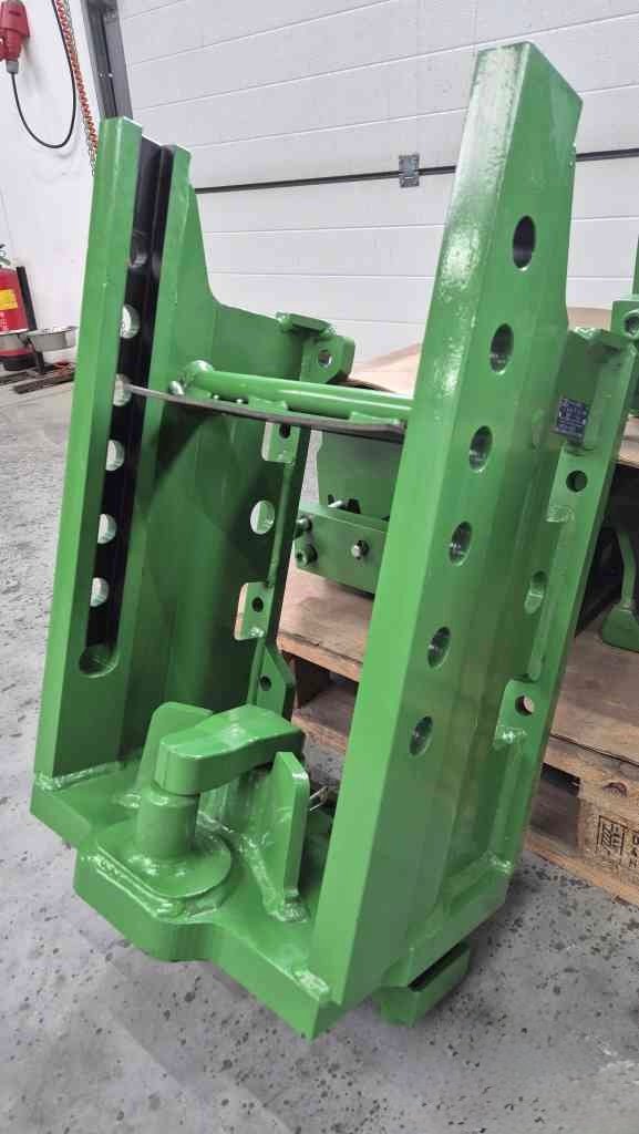 Châssis d'attelage John Deere Rockinger avec Piton-Fix JD 5020 et 5R Composé de (Barre d'attelage, chariot, échelle, rail, rail de barre d'attelage)